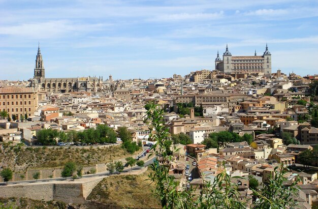 Panoramiczny widok na miasto w słoneczny dzień Toledo Hiszpania