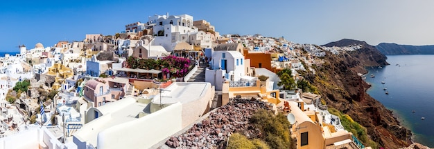 Panoramiczny widok na miejscowość Oia, wyspa Santorini, Grecja