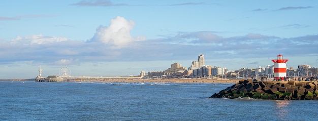 Panoramiczny widok na molo Scheveningen, plażę i wejście do portu z latarnią morską