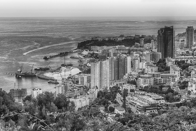 Panoramiczny widok na Monako o zachodzie słońca z drogi Grande Corniche, kultowy punkt orientacyjny na Lazurowym Wybrzeżu, Riwiera Francuska