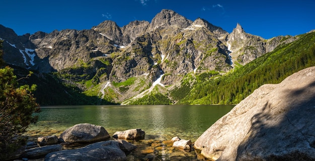 Panoramiczny widok na Morskie Oko lub jezioro Oko Morza w polskich Tatrach latem