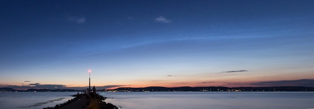 Panoramiczny widok na morze na tle niebieskiego nieba przy zachodzie słońca