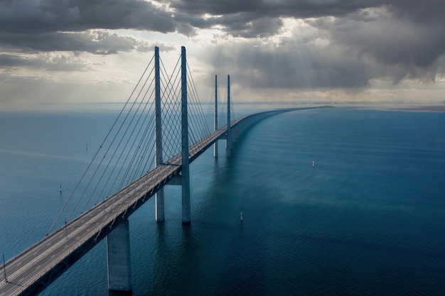 Panoramiczny widok na most Oresund podczas zachodu słońca nad Morzem Bałtyckim