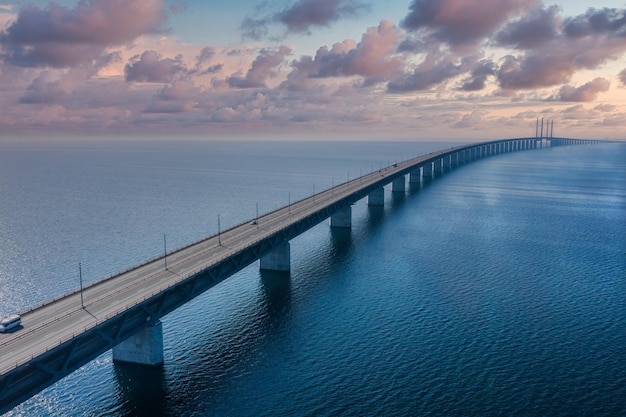 Panoramiczny widok na most Oresund podczas zachodu słońca nad Morzem Bałtyckim