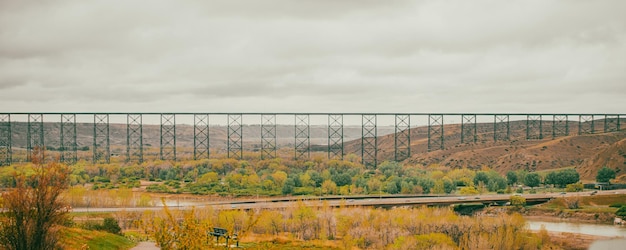 Panoramiczny widok na most wysokiego poziomu w Lethbridge