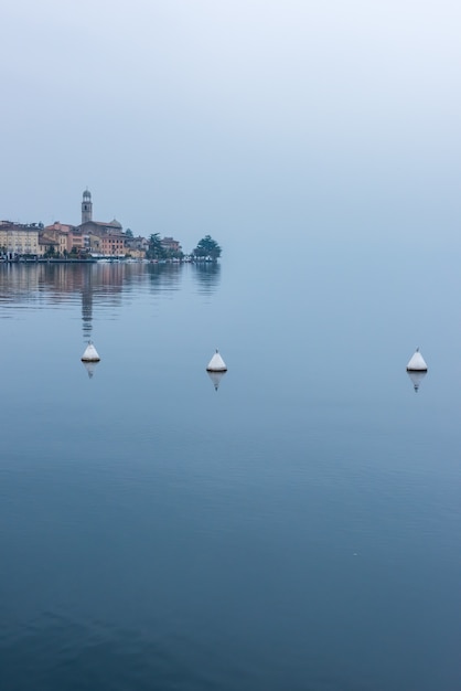 Panoramiczny widok na nabrzeże miasta Salo nad jeziorem Garda we Włoszech