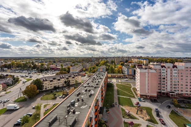 Panoramiczny widok na nową dzielnicę wieżowiec zabudowa urbanistyczna dzielnica mieszkaniowa w pochmurną jesień z lotu ptaka życie w wielkim mieście