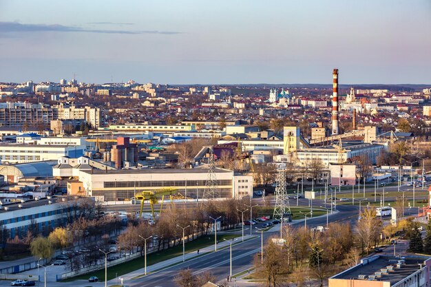 Panoramiczny widok na nową dzielnicę zabudowa wysokościowa zabudowa miejska dzielnica mieszkaniowa wieczorem z lotu ptaka