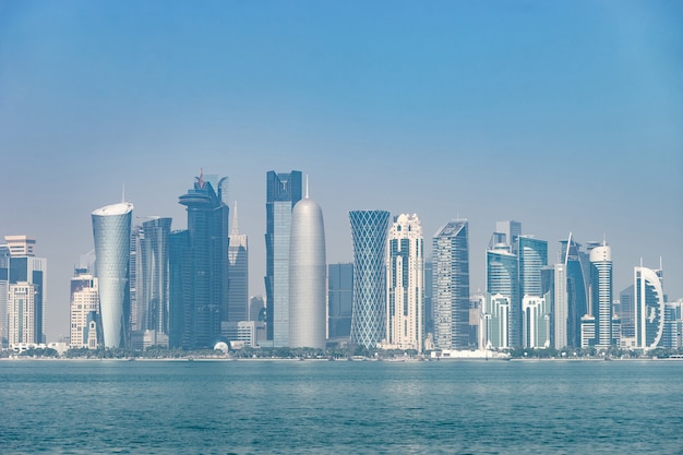 Zdjęcie panoramiczny widok na nowoczesną panoramę doha. pojęcie bogactwa i luksusu.