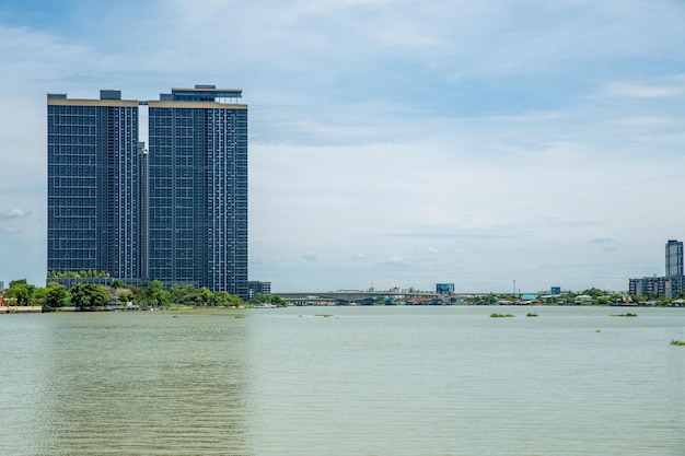 Panoramiczny widok na nowoczesne budynki i widok na rzekę w Nonthaburi