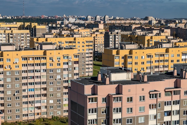 Panoramiczny widok na nowy kwartał obszar zabudowy wysokościowej zabudowa miejska dzielnica mieszkaniowa w słoneczny jesienny dzień z lotu ptaka