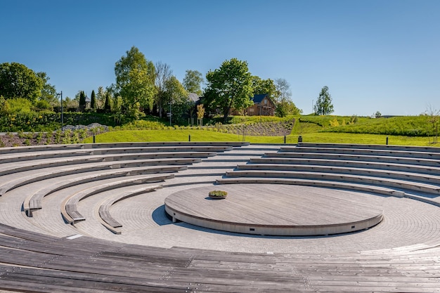 Zdjęcie panoramiczny widok na okrągłą otwartą scenę na występ w parku vallimagi rakvere estonia