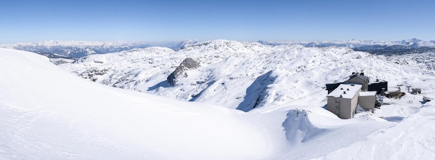 Panoramiczny widok na ośrodek narciarski położony na lodowcu otoczony górami i śniegiem austria europa