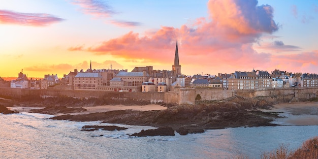 Panoramiczny widok na otoczone murami miasto saintmalo z katedrą św