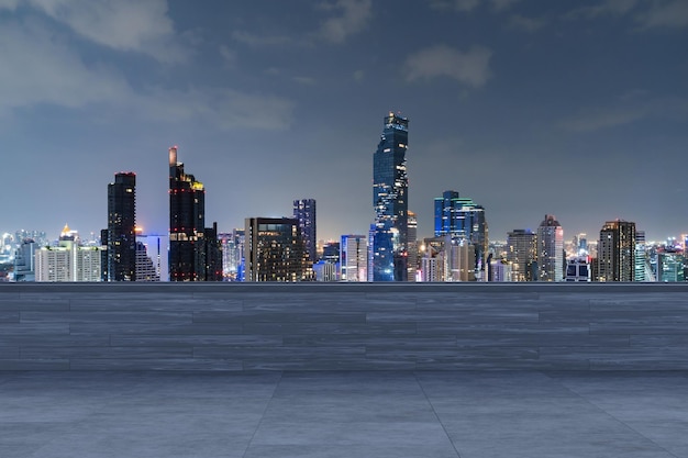 Panoramiczny widok na panoramę Bangkoku betonowy taras widokowy na dachu nocna pora azjatyckiego stylu życia korporacyjnego i mieszkaniowego Miasto finansowe centrum nieruchomości Prezentacja produktu makieta pusty dach