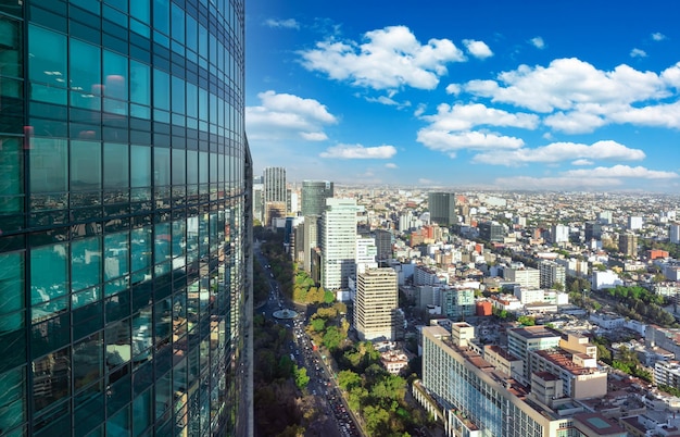 Panoramiczny widok na panoramę centrum biznesowego i finansowego Mexico City w pobliżu Paseo De Reforma