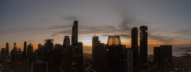 Zdjęcie panoramiczny widok na panoramę centrum singapuru podczas wschodu słońca