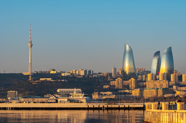 Panoramiczny widok na panoramę miasta Baku rano, stolica Azerbejdżanu. Wieża płomieni.