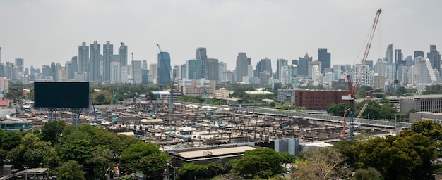 Panoramiczny widok na panoramę miasta i plac budowy w metropolii