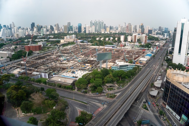 Panoramiczny widok na panoramę miasta i plac budowy w metropolii