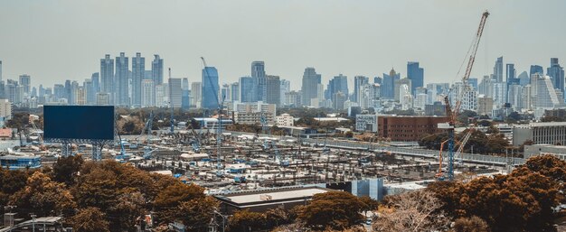 Zdjęcie panoramiczny widok na panoramę miasta i plac budowy w metropolii