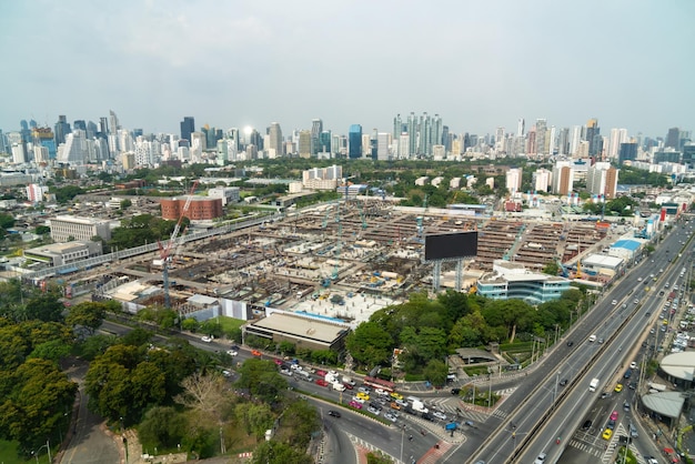 Panoramiczny widok na panoramę miasta i plac budowy w metropolii