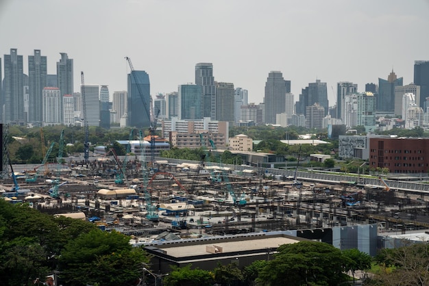 Panoramiczny widok na panoramę miasta i plac budowy w metropolii