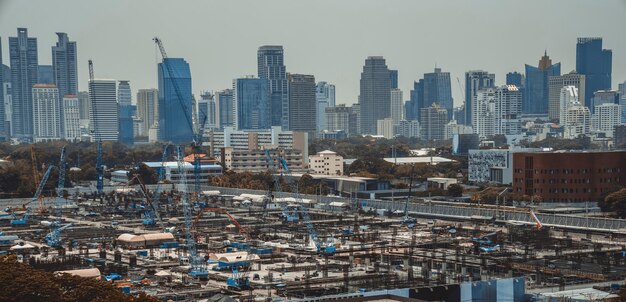 Panoramiczny widok na panoramę miasta i plac budowy w metropolii