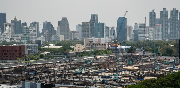 Panoramiczny widok na panoramę miasta i plac budowy w metropolii