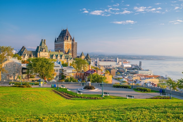 Panoramiczny widok na panoramę Quebec City z rzeką Świętego Wawrzyńca w Kanadzie