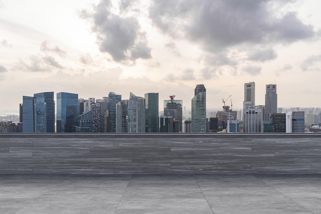 Panoramiczny widok na panoramę Singapuru betonowy taras widokowy na zachód słońca na dachu Azjatycki styl życia korporacyjnego i mieszkalnego Miasto finansowe Centrum nieruchomości Prezentacja produktu makieta pusty dach