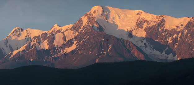 Panoramiczny widok na pasmo górskie o wschodzie słońca