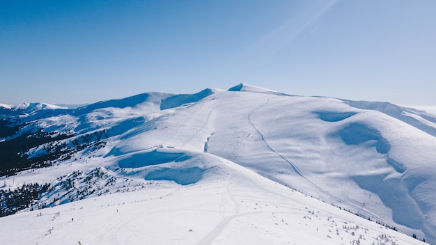 Panoramiczny widok na piękno zimy snowed gór w przyrodzie. kopiuj przestrzeń