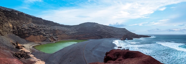 Panoramiczny widok na plażę Charco Verde na Wyspach Kanaryjskich Lanzarote w Hiszpanii