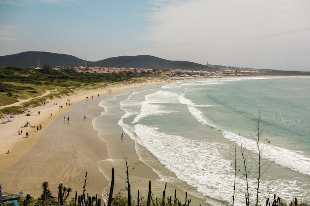 panoramiczny widok na plażę Pero w Arraial do Cabo, Brazylia, w pochmurny dzień