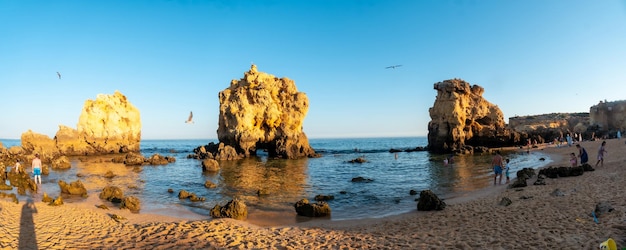 Panoramiczny widok na plażę w letnie wakacje w Praia dos Arrifes Algarve Albufeira Portugalia