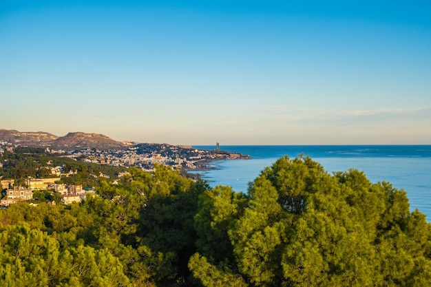 Panoramiczny widok na plaże w Maladze El Palo