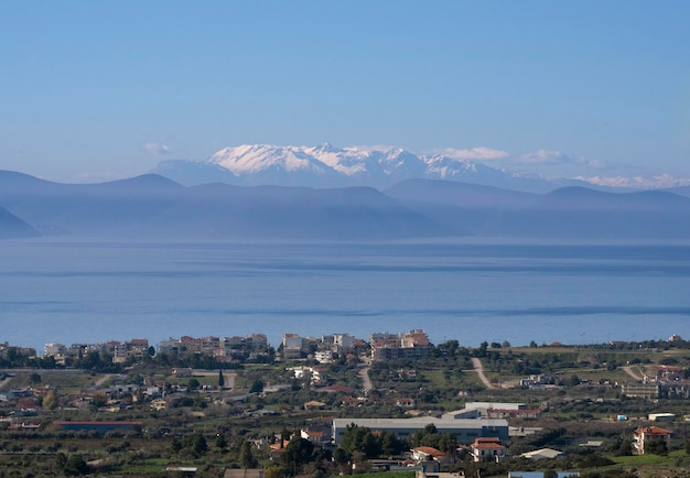 Panoramiczny widok na pokryte śniegiem góry Parnas w słoneczny dzień z wyspy Evia Greece