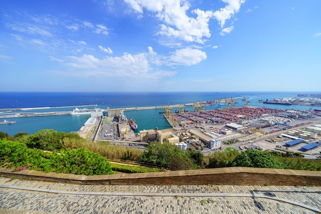 Zdjęcie panoramiczny widok na port w barcelonie ze statkami handlowymi i kontenerami towarowymi hiszpania
