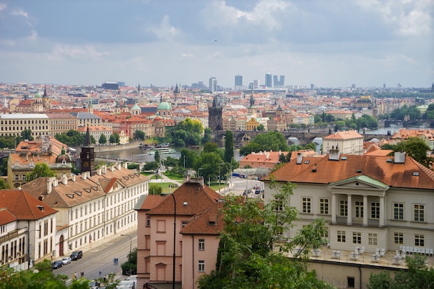 Zdjęcie panoramiczny widok na praskie miasto z ładnymi chmurami w lecie.