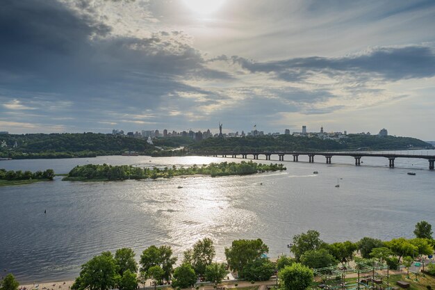 Panoramiczny widok na prawy brzeg Kijowa Dniepr wieczorem i zachód słońca Most metra Wzrok Ładny widok z balkonu