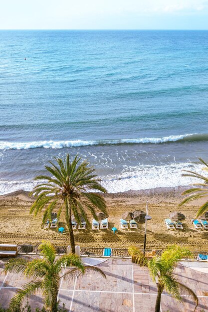 Panoramiczny widok na promenadę Marbella i nadmorski kurort w Hiszpanii w styczniu