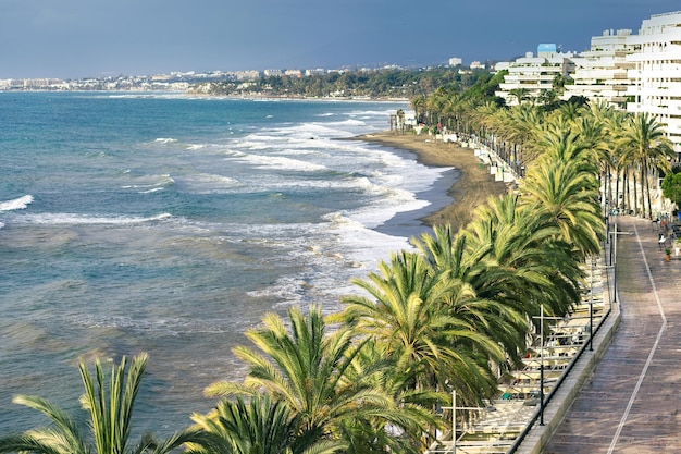 Panoramiczny Widok Na Promenadę Marbella I Wzburzone Morze, Kurort W Hiszpanii W Styczniu