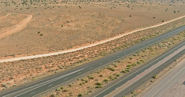 Panoramiczny widok na pustynną drogę krajobrazową wraz z nowym meksykiem na amerykańskim południowym zachodzie