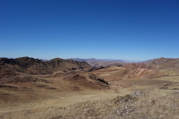 Panoramiczny widok na pustynny łańcuch górski w Salta Argentina na Andach