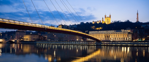 Panoramiczny widok na rzekę Saone w Lyonie nocą, Francja