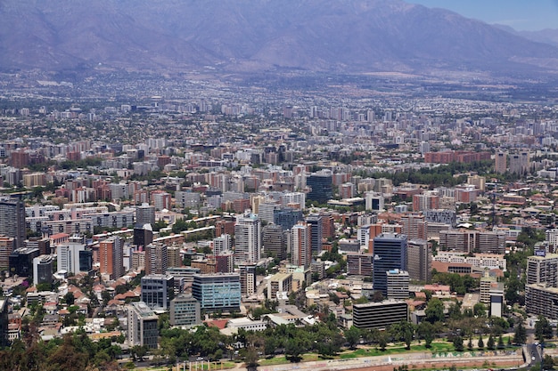Panoramiczny widok na Santiago ze wzgórza San Cristobal, Chile