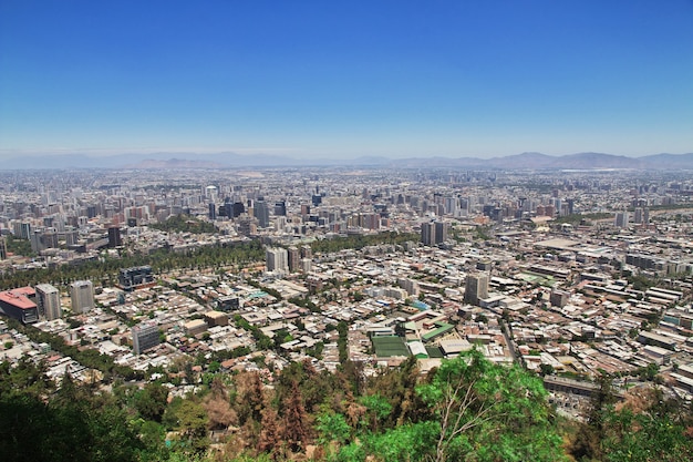 Panoramiczny widok na Santiago ze wzgórza San Cristobal w Chile