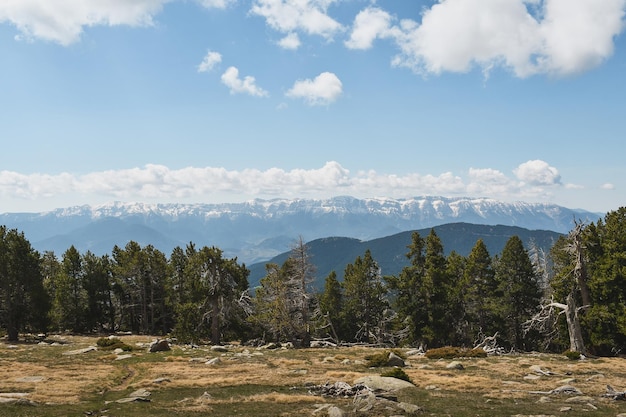 Panoramiczny widok na Serra del Cadi w słoneczny dzień