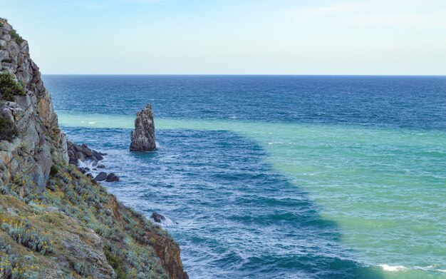 Panoramiczny widok na skały w morzu, południowe wybrzeże Krymu.